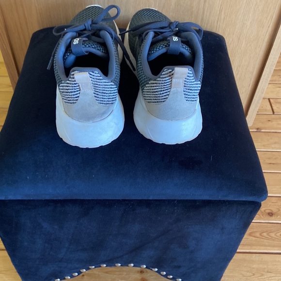 Adidas trainer. Light weight. Great shape - Picture 2 of 4